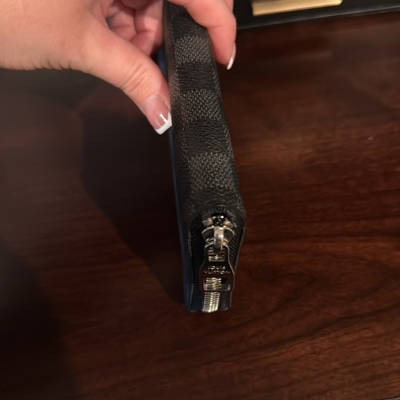 Graphite Louis Vuitton zippy wallet - Picture 11 of 13